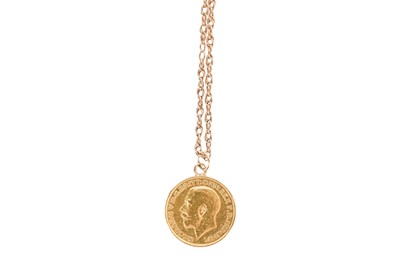 Lot 59 - A GEORGE V SOVEREIGN PENDANT NECKLACE