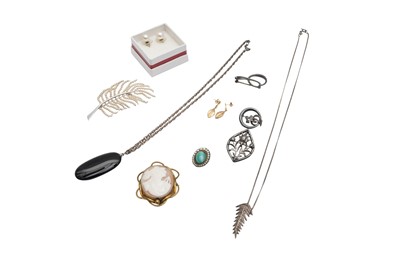 Lot 275 - A GROUP OF SILVER AND COSTUME JEWELLERY