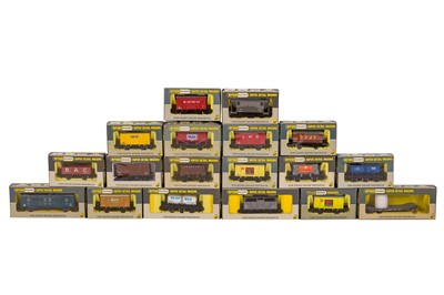 Lot 203 - A MIXED GROUP OF WRENN OO GAUGE WAGONS