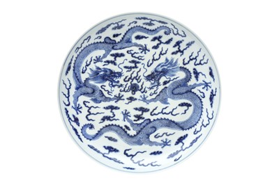 Lot 308 - A LARGE CHINESE BLUE AND WHITE 'DRAGONS' DISH