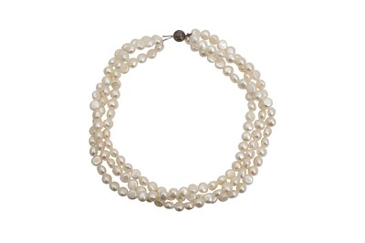 Lot 30 - A THREE-STRAND PEARL NECKLACE