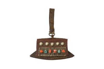 Lot 188 - λ A TIBETAN IRON AND BRASS CORAL AND TURQUOISE INLAID FLINT IN A LEATHER POUCH