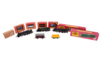 Lot 220 - A GROUP OF HORNBY OO GAUGE LOCOMOTIVES & ROLLING STOCK, INCLUDING HORNBY DUBLO