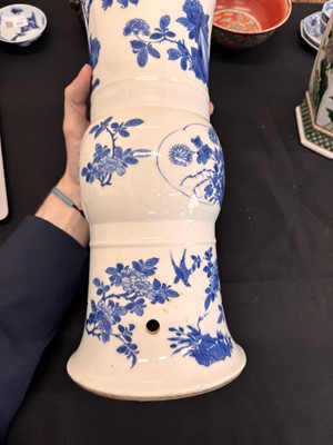 Lot 14 - A CHINESE BLUE AND WHITE 'FLORAL' BEAKER VASE, GU