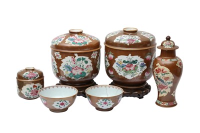 Lot 104 - A GROUP OF CHINESE FAMILLE-ROSE 'BATAVIAN' WARES