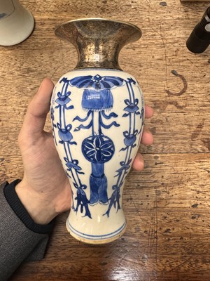 Lot 10 - A CHINESE BLUE AND WHITE VASE