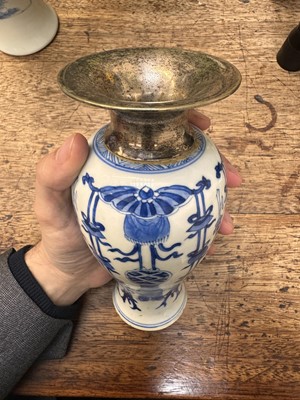 Lot 10 - A CHINESE BLUE AND WHITE VASE