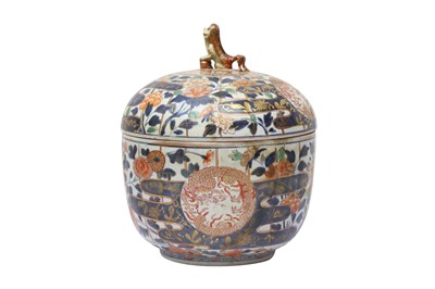 Lot 492 - A CHINESE IMARI POT AND COVER