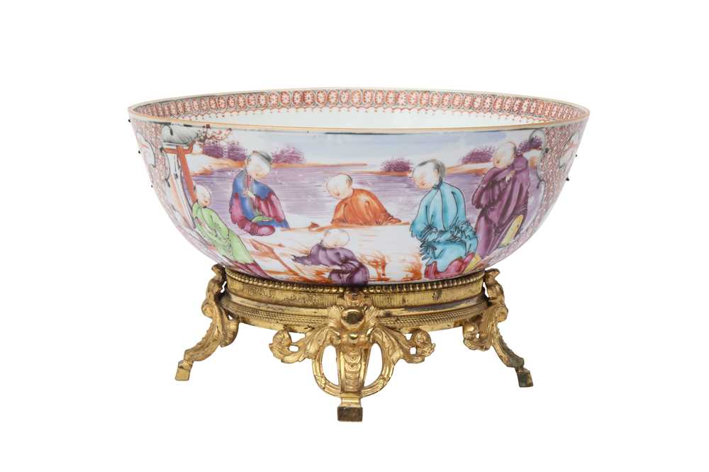 Lot 441 - A CHINESE EXPORT FAMILLE-ROSE 'MANDARIN PALETTE' BOWL