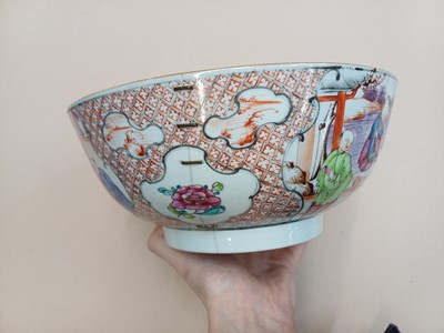 Lot 441 - A CHINESE EXPORT FAMILLE-ROSE 'MANDARIN PALETTE' BOWL