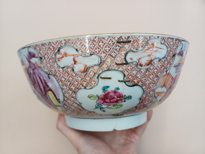 Lot 441 - A CHINESE EXPORT FAMILLE-ROSE 'MANDARIN PALETTE' BOWL