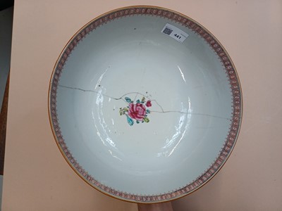 Lot 441 - A CHINESE EXPORT FAMILLE-ROSE 'MANDARIN PALETTE' BOWL