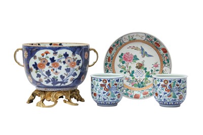Lot 493 - A JAPANESE IMARI POT, A FAMILLE-ROSE DISH, AND TWO JARDINIERES