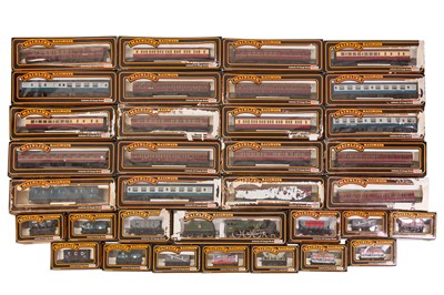 Lot 201 - A LARGE GROUP OF ASSORTED OO GAUGE LOCOMOTIVES, CARRIGES AND WAGONS