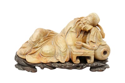 Lot 156 - A CHINESE CARVED SOAPSTONE 'SCHOLAR' FIGURE