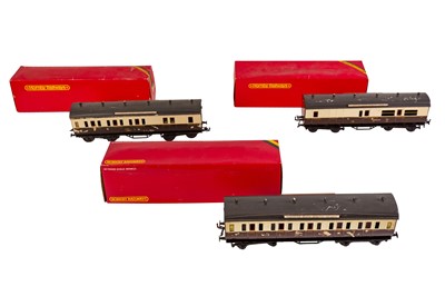 Lot 225 - A GROUP OF THREE BASSETT-LOWKE 1921 SERIES O GAUGE OR GAUGE 1 TINPLATE COACHES