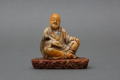 Lot 154 - A FINE CHINESE SOAPSTONE FIGURE OF A SEATED LOUHAN, ATTRIBUTED TO ZHOU BIN