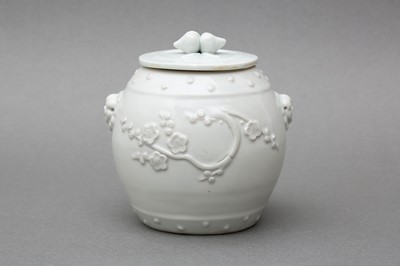 Lot 259 - A FINE CHINESE BLANC DE CHINE 'DEHUA' BARREL-SHAPED JAR AND COVER