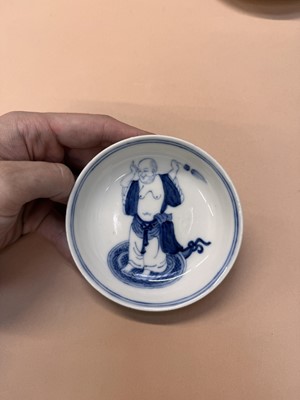 Lot 7 - A CHINESE BLUE AND WHITE 'MONK' DISH