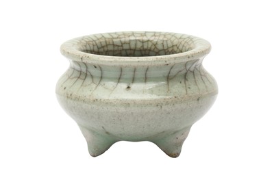 Lot 261 - A SMALL CHINESE GE-TYPE CRACKLE-GLAZED CENSER