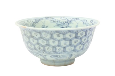 Lot 630 - A CHINESE BLUE AND WHITE 'HONEYCOMB' BOWL