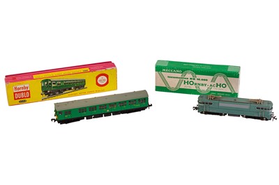 Lot 227 - A HORNBY DUBLO OO GAUGE 2 Rail 2250 ELECTRIC MOTOR COACH IN BR GREEN LIVERY