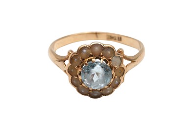 Lot 276 - AN AQUAMARINE AND SEED PEARL CLUSTER RING