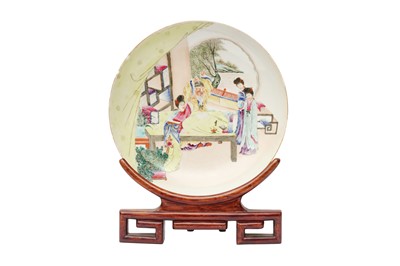 Lot 105 - A CHINESE FAMILLE ROSE 'FIGURATIVE' DISH