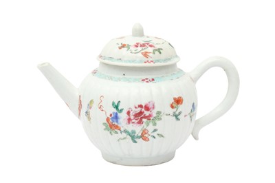 Lot 446 - A CHINESE EXPORT FAMILLE ROSE TEAPOT
