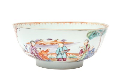 Lot 444 - A SMALL CHINESE EXPORT FAMILLE-ROSE 'MANDARIN PALETTE' BOWL