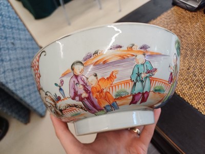 Lot 444 - A SMALL CHINESE EXPORT FAMILLE-ROSE 'MANDARIN PALETTE' BOWL