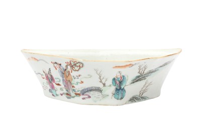 Lot 489 - A CHINESE FAMILLE-ROSE HORS D'OUVRES DISH