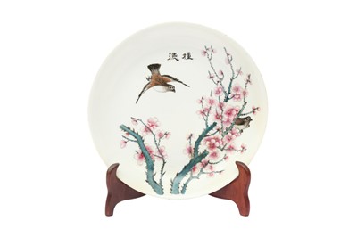 Lot 320 - A CHINESE FAMILLE-ROSE 'MAGPIES AND PRUNUS' DISH