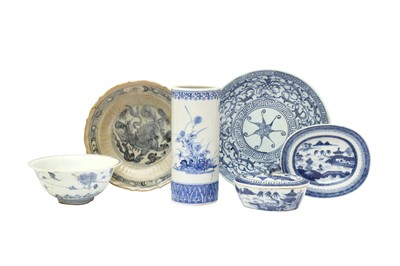 Lot 462 - A GROUP OF CHINESE BLUE AND WHITE PORCELAIN