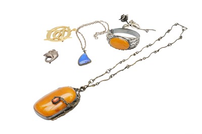 Lot 14 - A GROUP OF SILVER AND COSTUME JEWELLERY