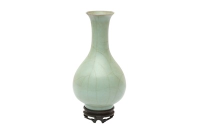 Lot 293 - A CHINESE LONGQUAN CELADON-GLAZED VASE, YUHUCHUNPING