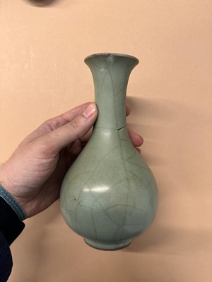 Lot 293 - A CHINESE LONGQUAN CELADON-GLAZED VASE, YUHUCHUNPING
