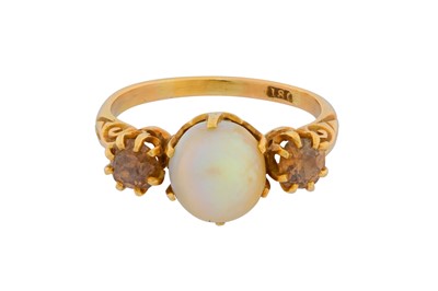 Lot 17 - A PEARL AND DIAMOND RING