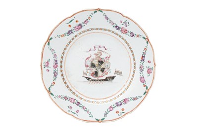 Lot 61 - A CHINESE EXPORT FAMILLE ROSE ARMORIAL DISH