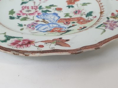 Lot 39 - A SET OF SIX CHINESE FAMILLE ROSE PORCELAIN PLATES, QIANLONG PERIOD, CIRCA 1760