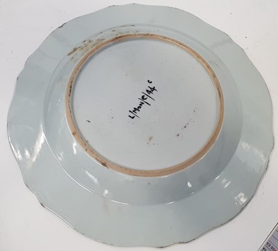 Lot 39 - A SET OF SIX CHINESE FAMILLE ROSE PORCELAIN PLATES, QIANLONG PERIOD, CIRCA 1760