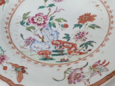 Lot 39 - A SET OF SIX CHINESE FAMILLE ROSE PORCELAIN PLATES, QIANLONG PERIOD, CIRCA 1760