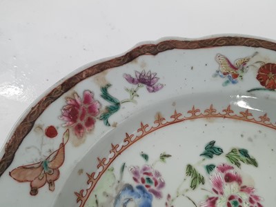 Lot 39 - A SET OF SIX CHINESE FAMILLE ROSE PORCELAIN PLATES, QIANLONG PERIOD, CIRCA 1760