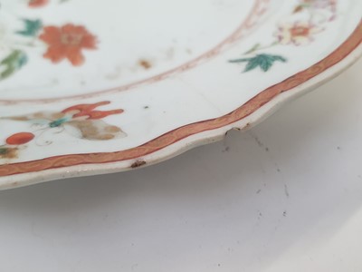Lot 39 - A SET OF SIX CHINESE FAMILLE ROSE PORCELAIN PLATES, QIANLONG PERIOD, CIRCA 1760