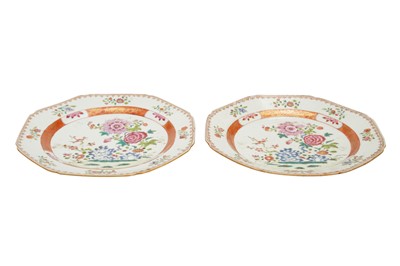 Lot 40 - A PAIR OF CHINESE FAMILLE ROSE PORCELAIN PLATES, QIANLONG PERIOD, CIRCA 1760