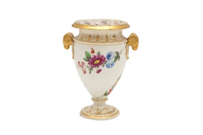 Lot 631 - A REGENCY SWANSEA PORCELAIN VASE, CIRCA 1815