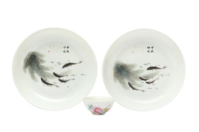 Lot 322 - TWO CHINESE 'FISH' DISHES AND A SMALL FAMILLE-ROSE BOWL