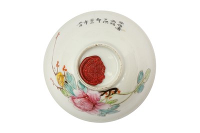 Lot 322 - TWO CHINESE 'FISH' DISHES AND A SMALL FAMILLE-ROSE BOWL