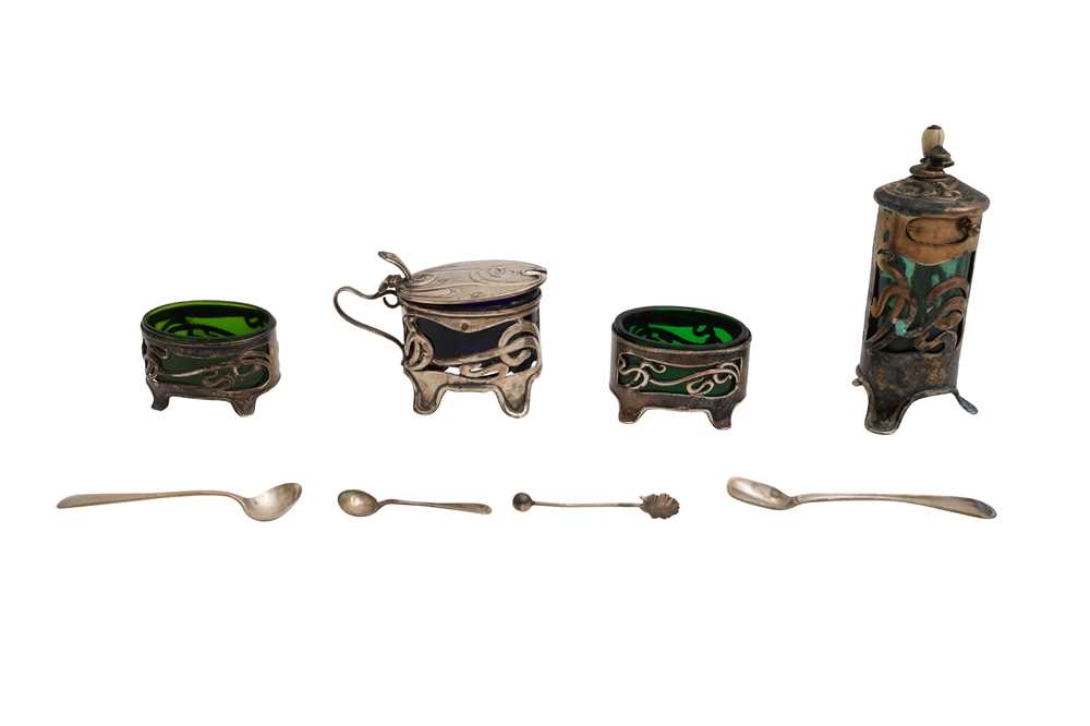Lot 115 - A PAIR OF EDWARDIAN ART NOUVEAU STERLING SILVER OPEN SALTS WITH GREEN GLASS LINERS