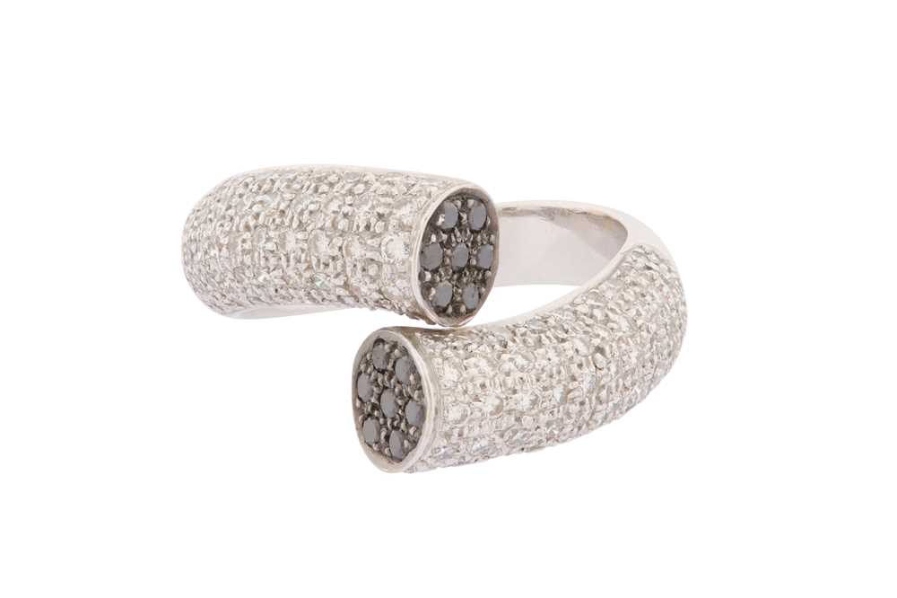 Lot 115 - BLACK AND WHITE DIAMOND CROSSOVER RING